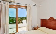 Villa del Campo | Schlafzimmer 1 mit Doppelbett und Terrassenzugang im ersten Stock Schlafzimmer 1 mit Doppelbett und Terrassenzugang