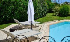 Villa del Campo | Liegen am Pool in gepflegtem Garten Liegen am Pool in gepflegtem Garten
