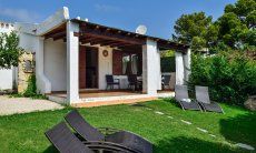 Villa Elisa | Schattenplatz im Garten mit Sonnenliegen Schattiges Plätzchen im Garten mit Sonnenliegen
