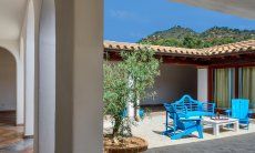 Villa Campidano 8 | Innenhof mit Bogengang, Gartenmöbeln und Olivenbaum Innenhof