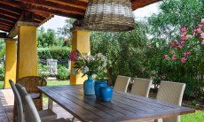Villa Campidano 8 | Esstisch im freien mit Blick in den mediterranen Garten Essplatz