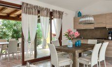 Villa Campidano 8 | Helle Küchenzeile mit Esstisch und Blick in den Garten Helle Küche mit Esstisch