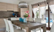 Villa Campidano 8 | Küchenzeile mit Esstisch und Blick in den Innenhof Küche, Esstisch und Innenhof