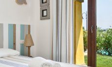 Villa Campidano 8 | Schlafzimmer 2 mit Tür zum Garten Schlafzimmer mit Tür zum Garten