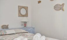 Villa Campidano 8 | Schlafzimmer 1 mit mediterranen Einrichtungsacceesoires Schlafzimmer