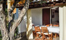 Villa Nicola | Überdachte Terrasse mit Esstisch Überdachte Terrasse mit Esstisch