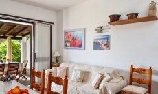 Villa Nicola | Wohnbereich mit Esstisch, Sofa und Terrassenzugang Wohnbereich mit Esstisch, Sofa und Terrassenzugang