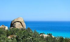 C.Orchidea | Wahrzeichen von Orchidea - im Grunstück liegt dieser Felsen Sardinien