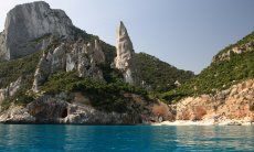 Blick vom Meer auf die Felsnadel Cala Goloritze; Cala Luna