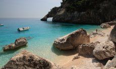 Unter der Felsnadel von Cala Goloritze befindet sich der charakeristische Felsbogen über dem Meer