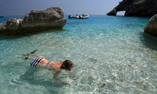 Junges Mädchen schnorchelt im dursichtigen Meer von Cala Goloritze; Cala Luna