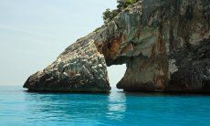 Von der Natur geformtes Felstor in Cala Goloritze; Cala Luna