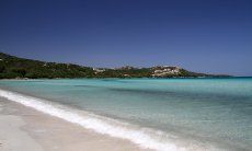 Türkis schimmerndes Meer im Golfo di Marinella bei Porto Rotondo