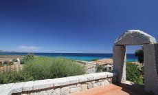 Eingang durch einen Granitbogen in Sant Elmo, Südsardinien