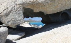 Casa Meloni 2 | Blick von S.Elmo aus einer Felsenhöhle bis an die Costa Rei SantElmo_und Boot