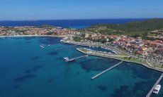 Luftansicht von Golfo Aranci mit Hafenpromenade und Strand