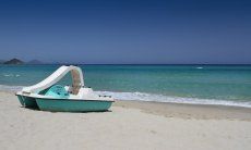 Tretbootverleih am Strand von Cala Sinzias