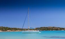 Segelboot schwebt auf dem glasklaren Wasser von Cala di Volpe