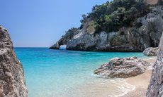 Traumhafte Farbspiele von Meerwasser, Felsen und Natur am Strand Cala Goloritze