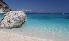 Großer, weißer, runder Felsball im kristallklaren Wasser vor dem Strand von Cala Goloritze