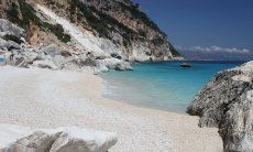 Kalkweißer Strand Cala Goloritze mit Blick auf das Meer und die steile, anschließende Küste