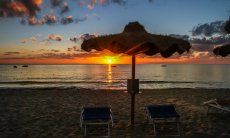 Sonnenaufgang am Strand von Cala Sinzias