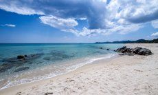 Weißer Sandstrand und glasklares Wasser an der Costa Rei 