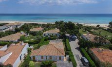 Villa Kika | Lage der villa mit dem Meer vor der Türe: Villa Kika ist vorne, mittig im Bild Villa Kika, das Meer vor der Türe