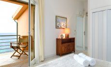 Apartment Azzurra | Schlafzimmer 1 mit Terrasse mit Meerblick Schlafzimmer 2 mit Meerblick