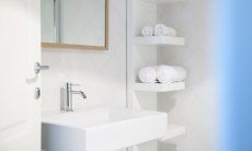 Li Conchi 21 | Bad 3 mit Waschbecken und Regal 3. Bad Detail