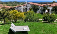 Li Conchi 31 | Garten mit Sonnenliegen und Meerblick Eingang und Meer im Hintergrund
