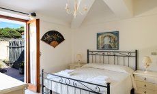 Villa Massimo | Schlafzimmer 1 mit Doppelbett und Terrassenzugang Schlafzimmer 1 mit Doppelbett und Terrassenzugang