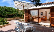 Villa Massimo | Schattige Terrasse mit Glasschiebetür zum Wohnzimmer Schattige Terrasse mit Glasschiebetür zum Wohnzimmer