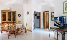 Villa Massimo | Runder Esstisch im Wohnbereich Runder Esstisch im Wohnbereich