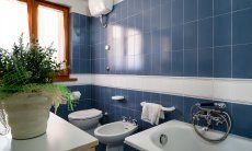Villa Marco | Modernes Tageslichtbad mit Badewanne und Bidet Modernes Tageslichtbad mit Badewanne und Bidet