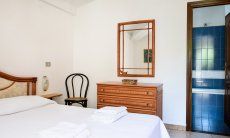 Villa Marco | Schlafzimmer 1 mit Doppelbett und Ensuite-Badezimmer Schlafzimmer 1 mit Doppelbett und Ensuite-Badezimmer