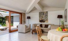 Villa Marco | Heller, moderner Wohnbereich mit Terrassenzugang Heller, moderner Wohnbereich mit Terrassenzugang