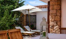 Villa Marco | Überdachte Terrasse mit Esstisch Überdachte Terrasse mit Esstisch
