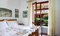 Villa Mare Turagri | Schlafzimmer 1 mit Einzelbetten und Gartenzugang Schlafzimmer 1 mit Einzelbetten und Gartenzugang