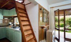 Villa Mare Turagri | Wohnzimmer, Küche und Treppe nach oben Wohnzimmer, Küche und Treppe nach oben
