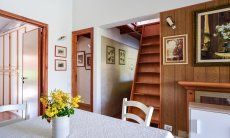Villa Mare Turagri | Wohzimmer und Treppe zum oberen Schlafbereich Wohzimmer und Treppe zum oberen Schlafbereich