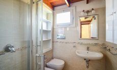 Villa Mare Turagri | Helles Bad mit Dusche und Bidet Helles Bad mit Dusche und Bidet