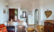 Apartment Castededdu 1 | Wohnbereich mit Sofaecke, Esstisch und Küche Wohnbereich mit Sofaecke, Esstisch und Küche