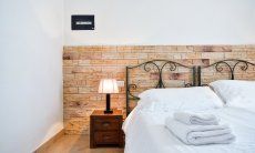 Apartment Castededdu 1 | Stilvolles Schlafzimmer 1 mit Doppelbett Stilvolles Schlafzimmer 1 mit Doppelbett