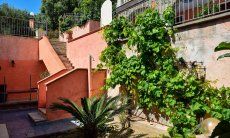 Apartment Castededdu 7 | Kleiner Innenhof mit Garten und Aussendusche Aussendusche im Hof