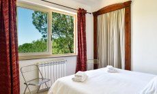 Schlafzimmer 1 mit Doppelbett und Blick in die Natur 