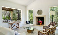 Villa Paradiso | Modernes, helles Wohnzimmer mit Kamin Modernes, helles Wohnzimmer mit Kamin