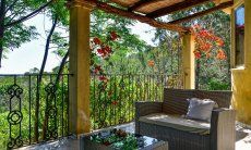 Villa Paradiso | Loungebereich auf der mit grün umgebenen Terrasse Loungebereich auf der mit grün umgebenen Terrasse
