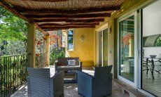 Villa Paradiso | Überdachter, schattiger Loungebereich im Freien Überdachter, schattiger Loungebereich im Freien