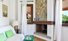 Villa Daniele | Kamin gegenüber vom Sofa im Wohnbereich Kamin gegenüber vom Sofa im Wohnbereich